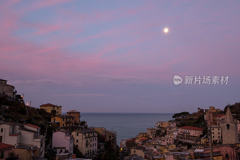 黎明时分的Riomaggiore村- Cinque Terre (5 Terre)，意大利利古里亚里维埃拉的五个村庄